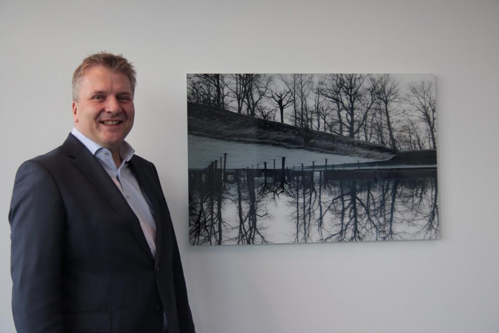 Landrat Ulrich Krebs freut sich über den neuesten Erwerb für die langsam entstehende Kunstsammlung des Landkreises: "Diametral I" des Kronberger Fotokünstlers Peter Braunholz.