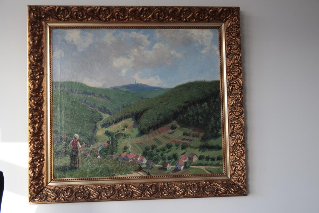 Dieses Landschaftsbild mit einer Schäferin ist eine der wenigen historischen Ansichten von Weilrod-Finsternthal.