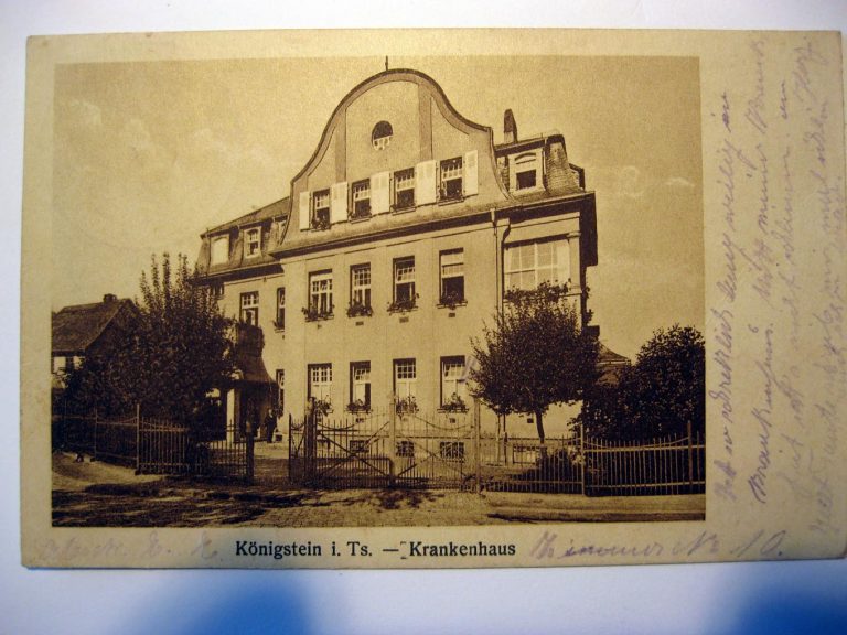 Diese Ansicht zeigt die Südseite 1912 und den Eingang an der Woogtalstraße.. - Förderer des Königsteiner Krankenhauses St. Josef e. V.