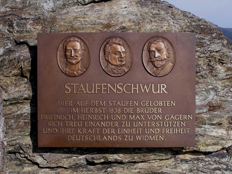 Die unbeschädigte Bronzetafel. - Foto: Stadt Kelkheim