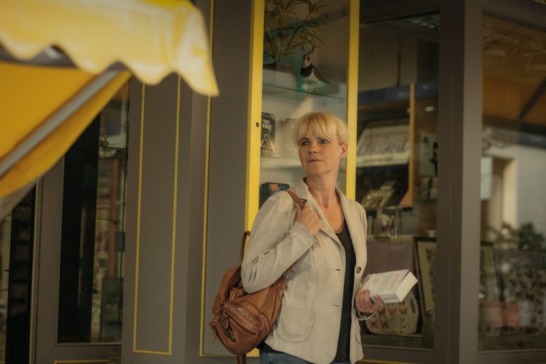 Die Romanautorin der Taunuskrimis, Nele Neuhaus, hat einen Cameo-Auftritt: Sie spielt eine Kundin vor einem Buchladen. - Foto: ZDF/Hagen Keller