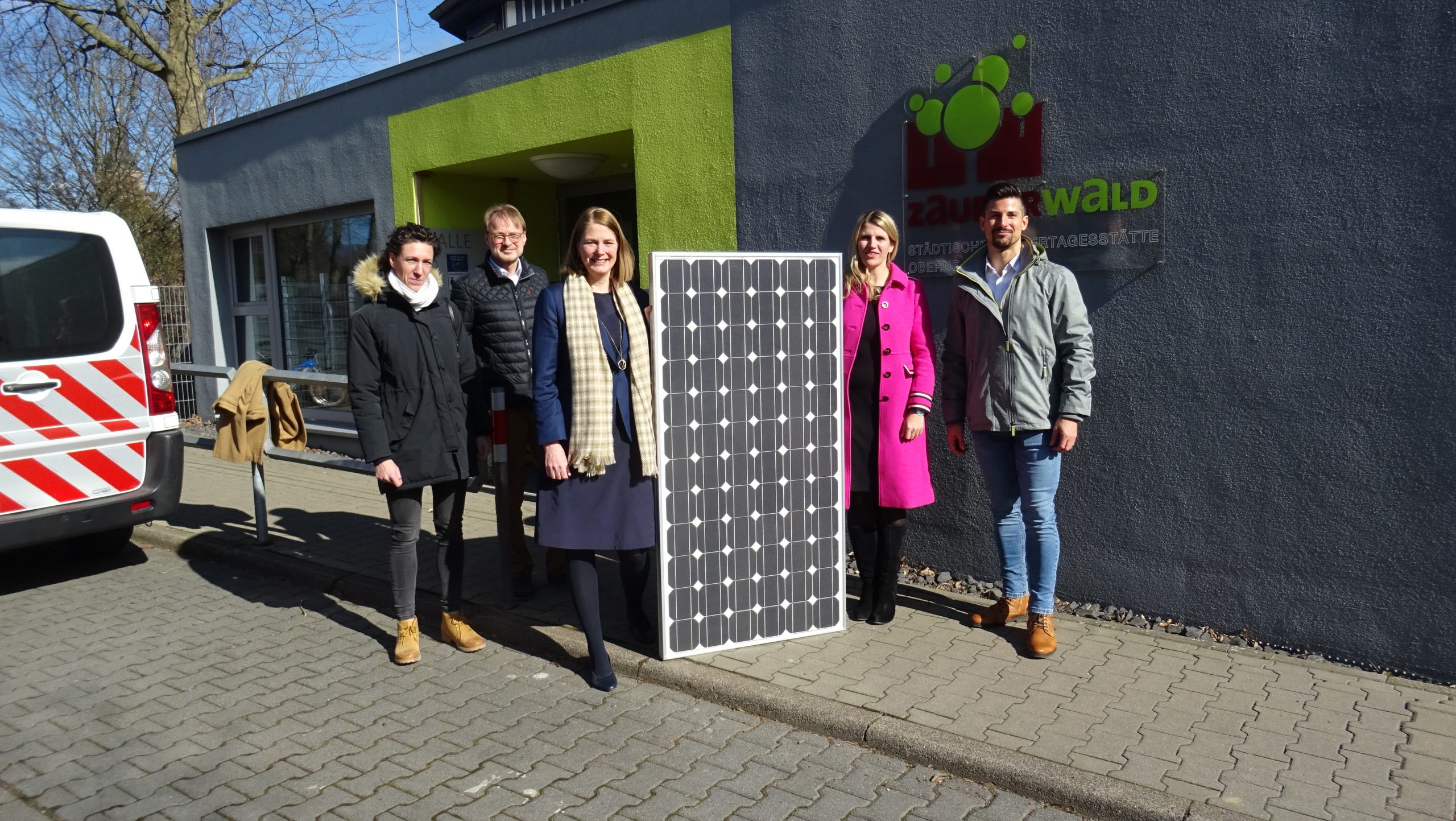 Read more about the article Oberursel:  Stadtwerke treiben die Energiewende voran –  Inbetriebnahme der Photovoltaik-Anlage auf KiTa Zauberwald￼