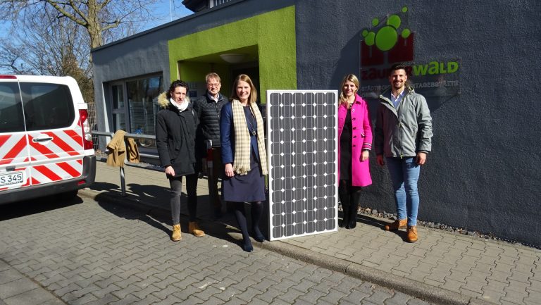 Bei strahlendem Sonnenschein nehmen (v. l.) Petra Holzwarth, Robert Rethfeld, Antje Runge, Julia Antoni und Florian Kerpes die Photovoltaik-Anlage auf dem Dach der KiTa Zauberwald offiziell in Betrieb.
