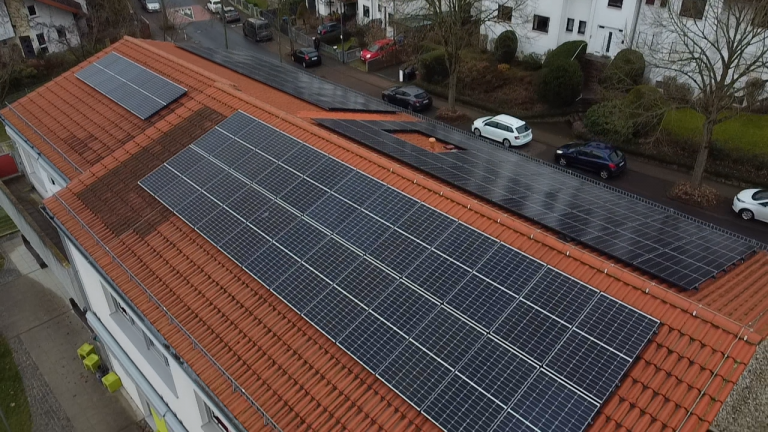 Blick auf die Solaranlage auf dem Dach der KitTa Zauberwald. - Foto: Mauro Molinari, BaWa r.e. Solar Energy Systems GmbH