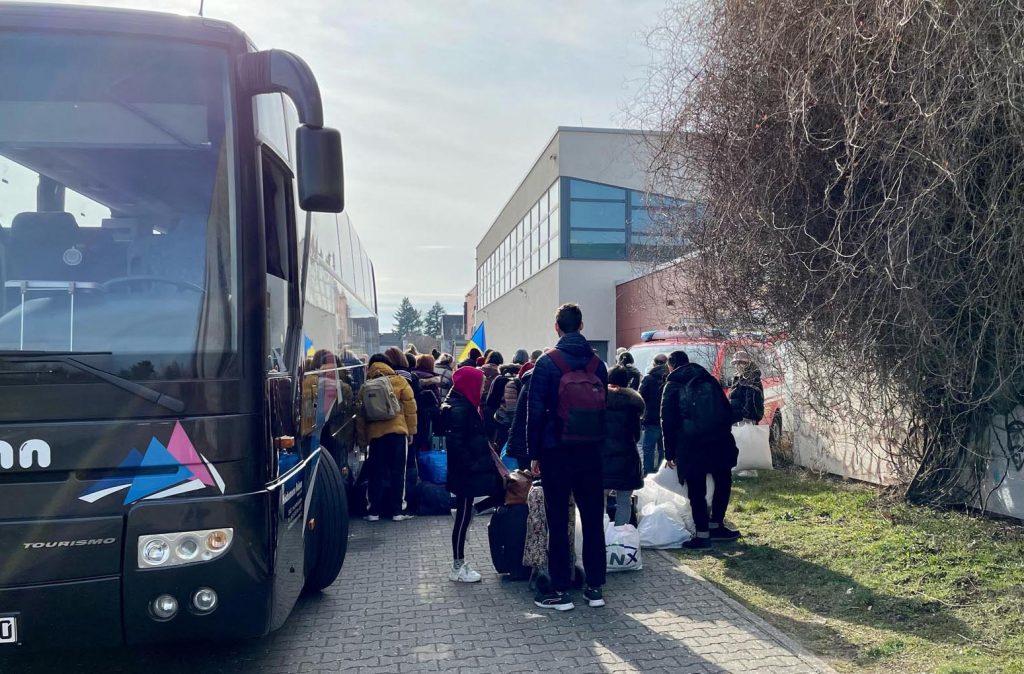 Erste Busse mit Flüchtlingen ist am Sonntag eingetroffen.