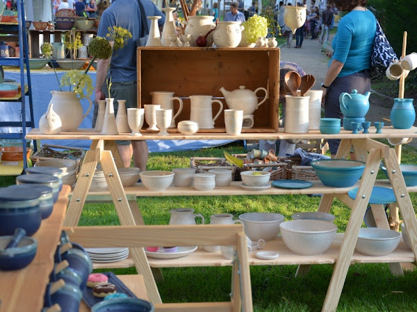 Der Marktstand der Künstlerin auf dem Oberhöchstädter Keramikmarkt. - Foto: Privat