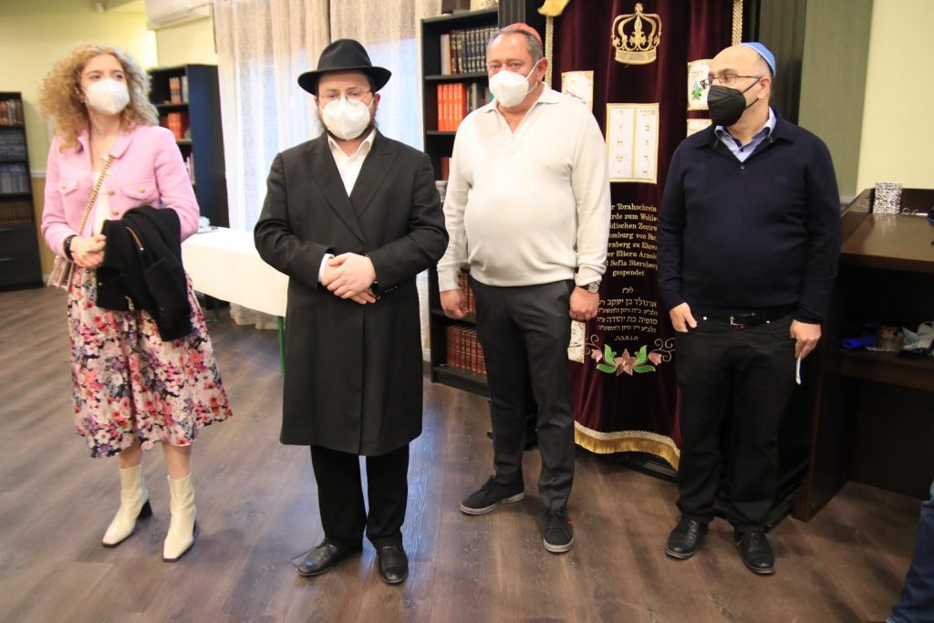 Maria Chernyak, Rabbiner Shalom Dov Ber Rabinovitz, Eugen Sternberg und Arthur Iliyav vom Vorstand der Gemeinde.
