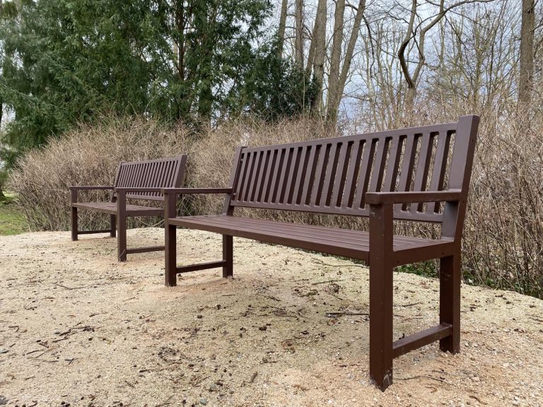 Die Bänke sehen hölzern aus, sind aber aus eloxiertem Metall. - Foto: Stadt Bad Homburg