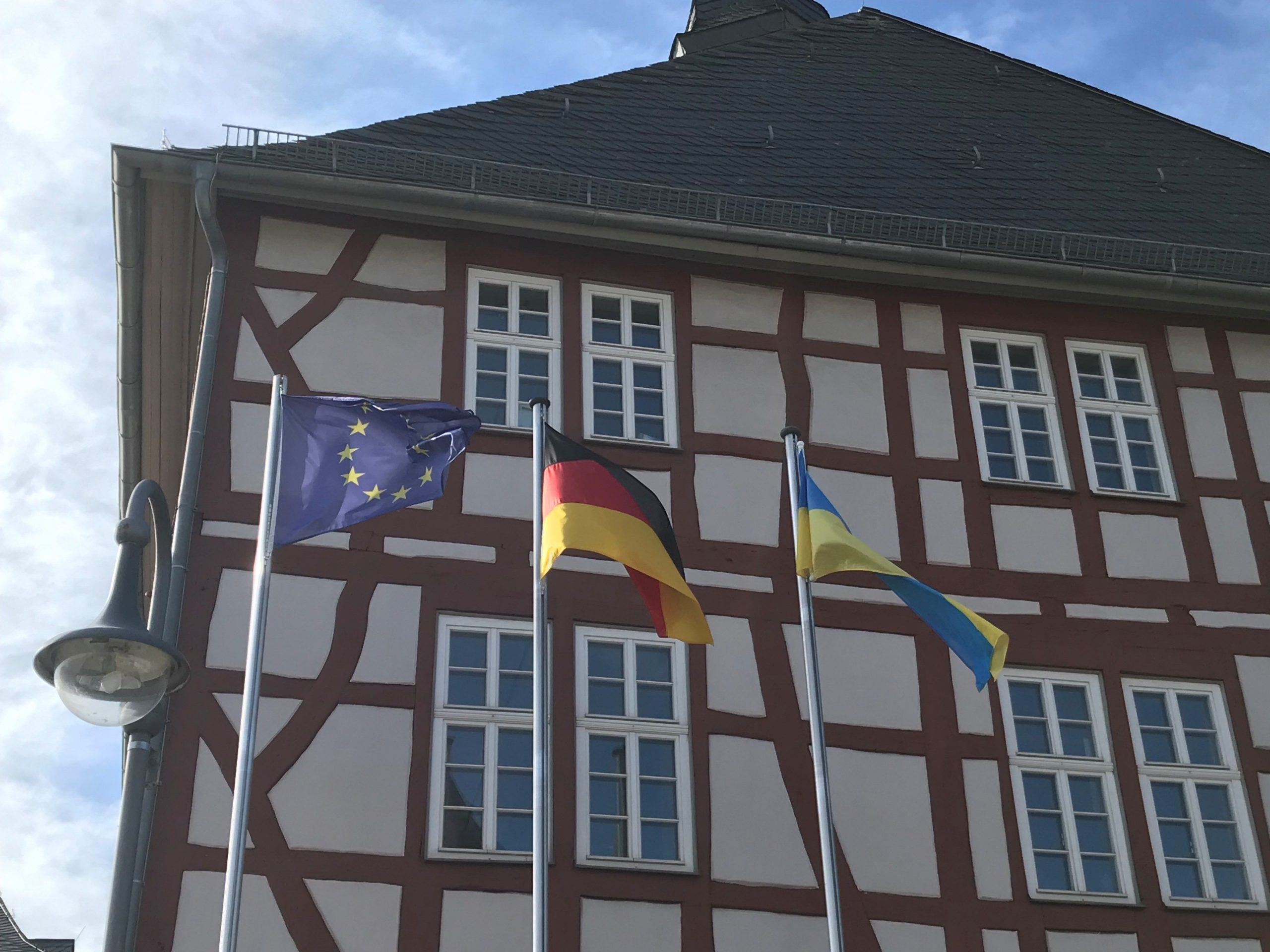 Read more about the article Usingen: Solidarisch mit der Ukraine – Flagge am Rathaus gehisst