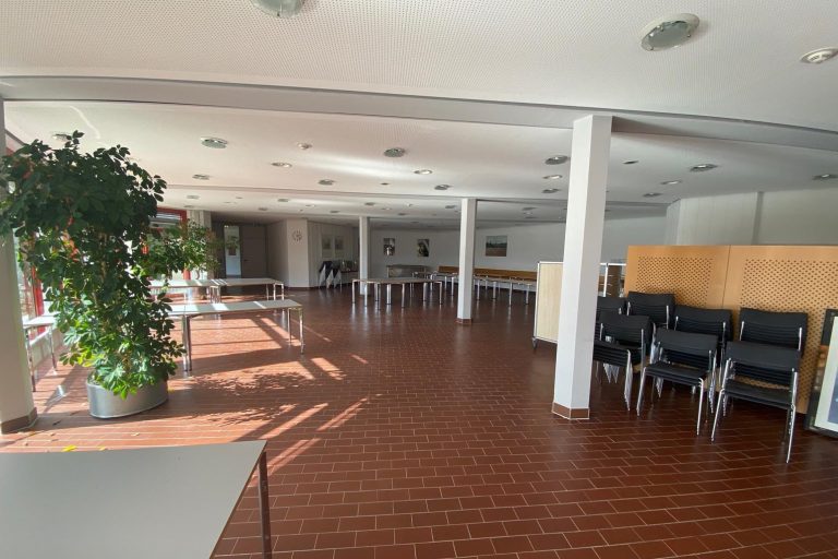 Ein Gemeinschaftsraum in der ehemaligen Sparkassenakademie in Eppstein. - Foto: MTK-Pressestelle