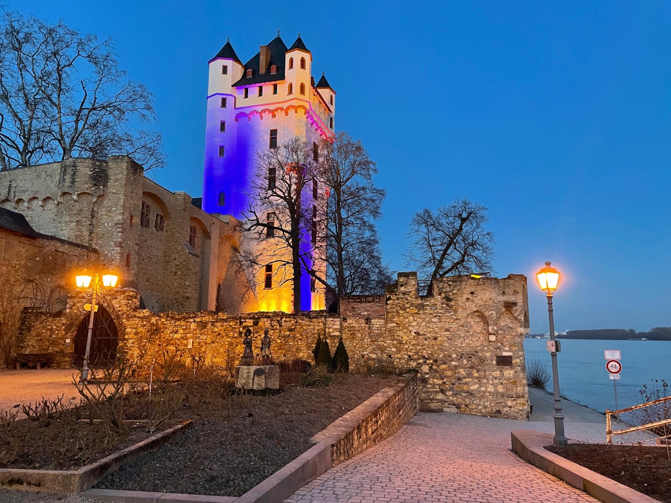 Read more about the article Eltville:  Kurfürstliche Burg leuchtet in ukrainischen Nationalfarben