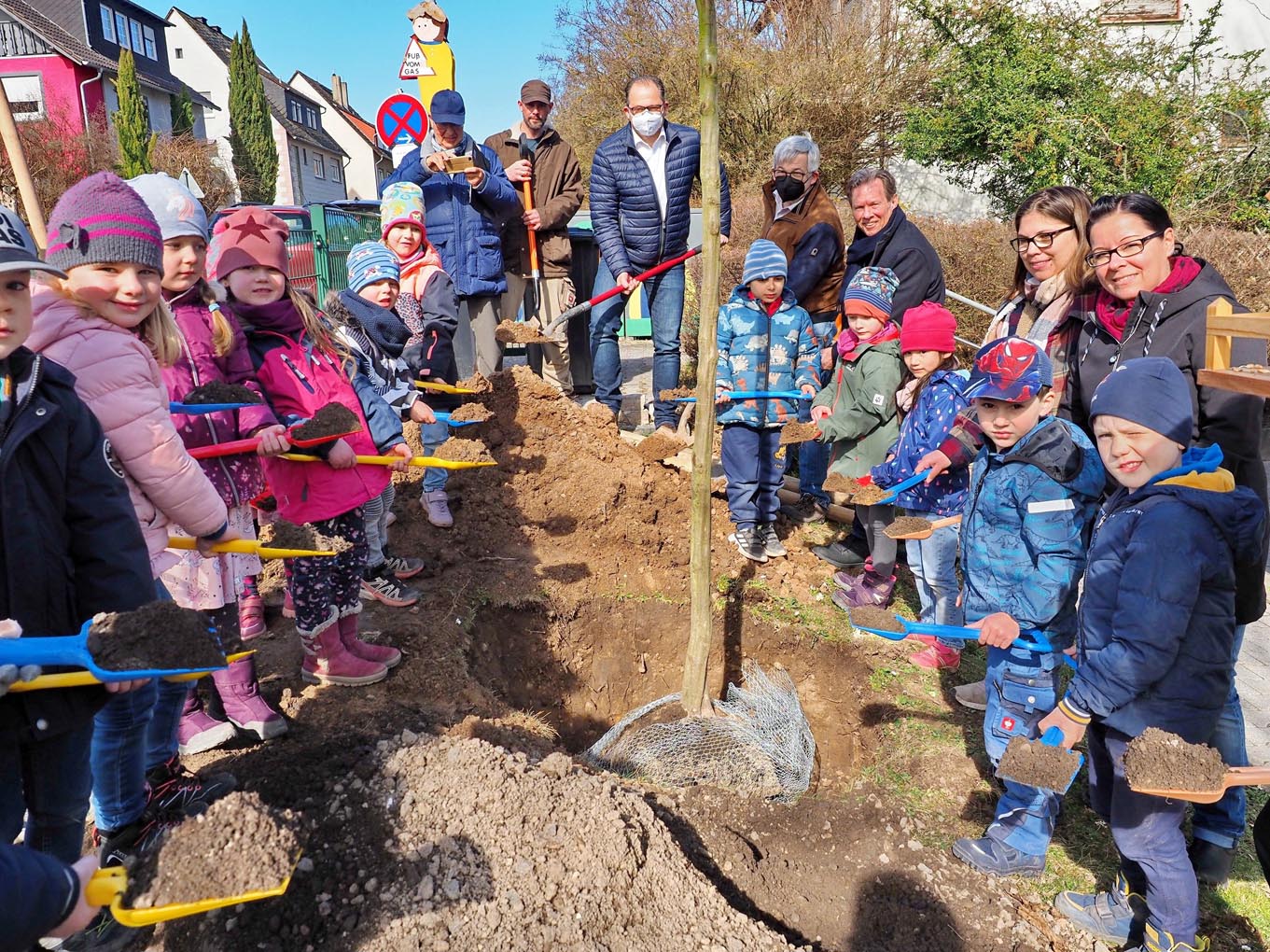 Read more about the article Eltville:  Bäume für Kids – Kiwanis spendet 5.000 Euro für die Umwelterziehung von Kindern