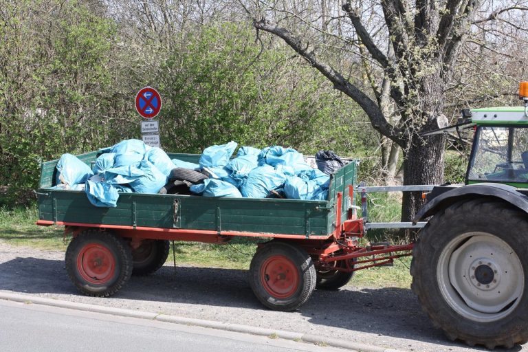 Beladener Traktor-Anhänger in Diedenbergen. - Foto: Stadt Hofheim