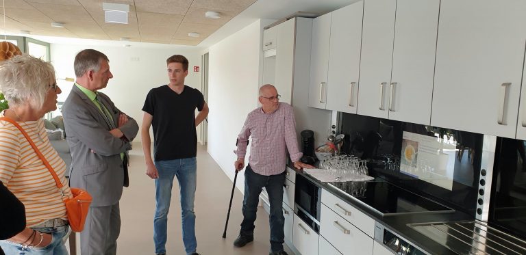 Das Herzstück der WG-Küche: Mitbewohner und Student Tobias Blasius (2. von rechts) präsentiert das digitale Kochbuch. - Foto: RTK-Pressestelle