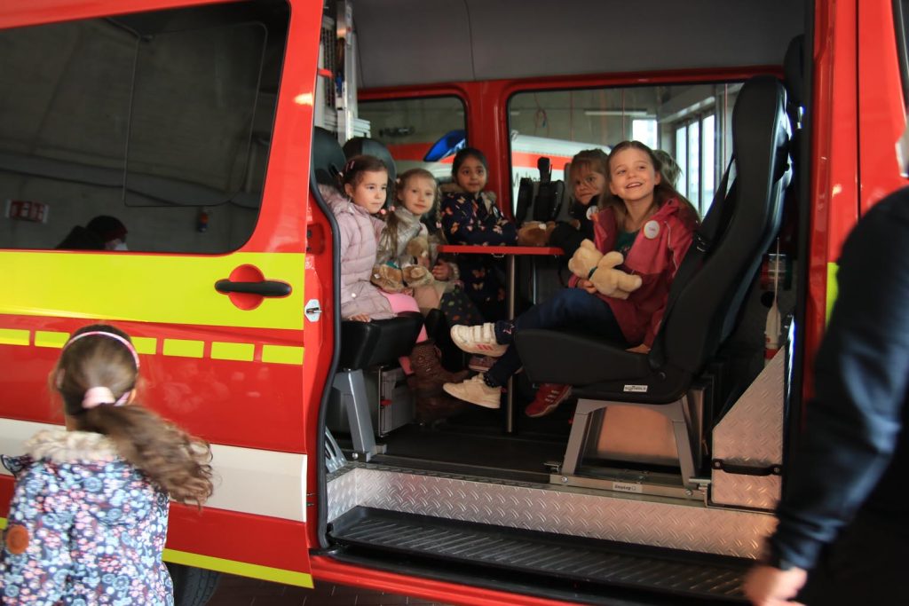 Die Kinder der Kita Engelsgasse dürfen bei dieser Gelegenheit gleich mal in einem Feuerwehrauto Platz nehmen.
