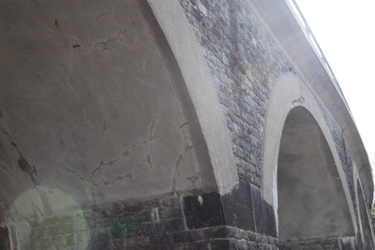 Die Bögen des Vidukts wurden während der Sanierungsarbeiten in den 60er Jahren mit Beton versigelt.