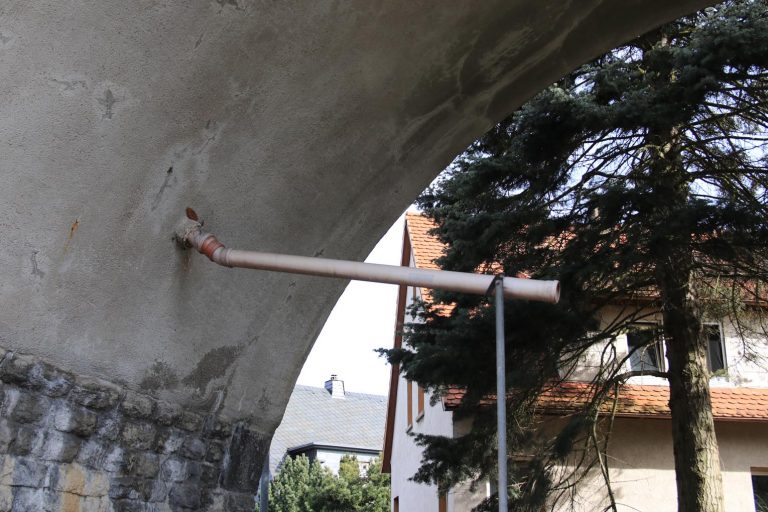 Diese Rohre sollen das Wasser von der Gleiswanne abführen, sind mittlerweile aber verstopft oder schadhaft.