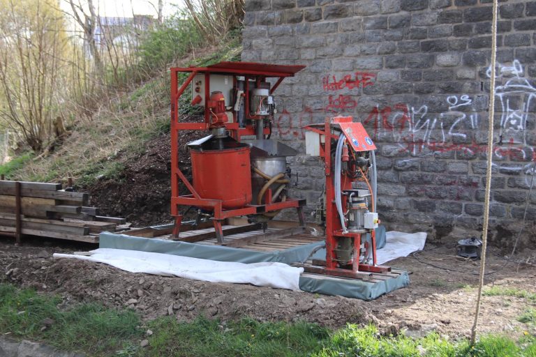 Mit dieser Pumpe werden die Injektionen durchgeführt.