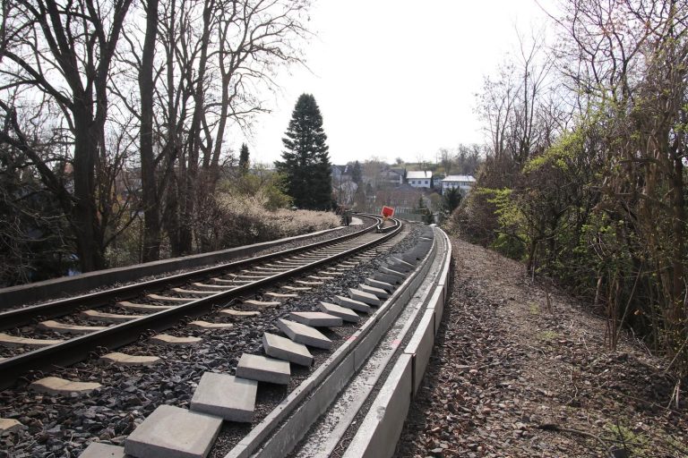Rechts sind die neuen Kabelkanäle zu sehen.