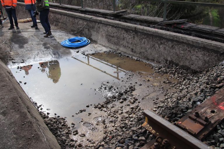 Oberhalb der Pfeiler sammelt sich mittlerweile das Wasser.