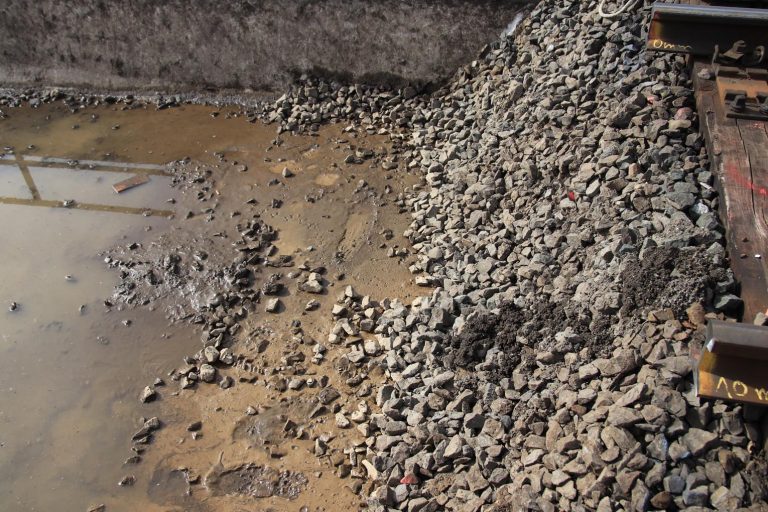 250 Tonnen Schotter werden während der Instandsetzungsarbeiten bewegt.