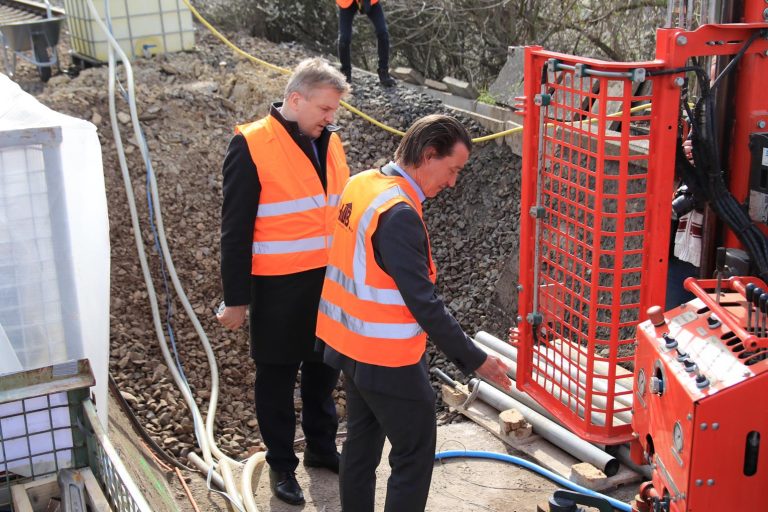 Landrat Ulrich Krebs (links) und VHT-Geschäftsführer Frank Denfeld bei der Baustellenbesichtigung.