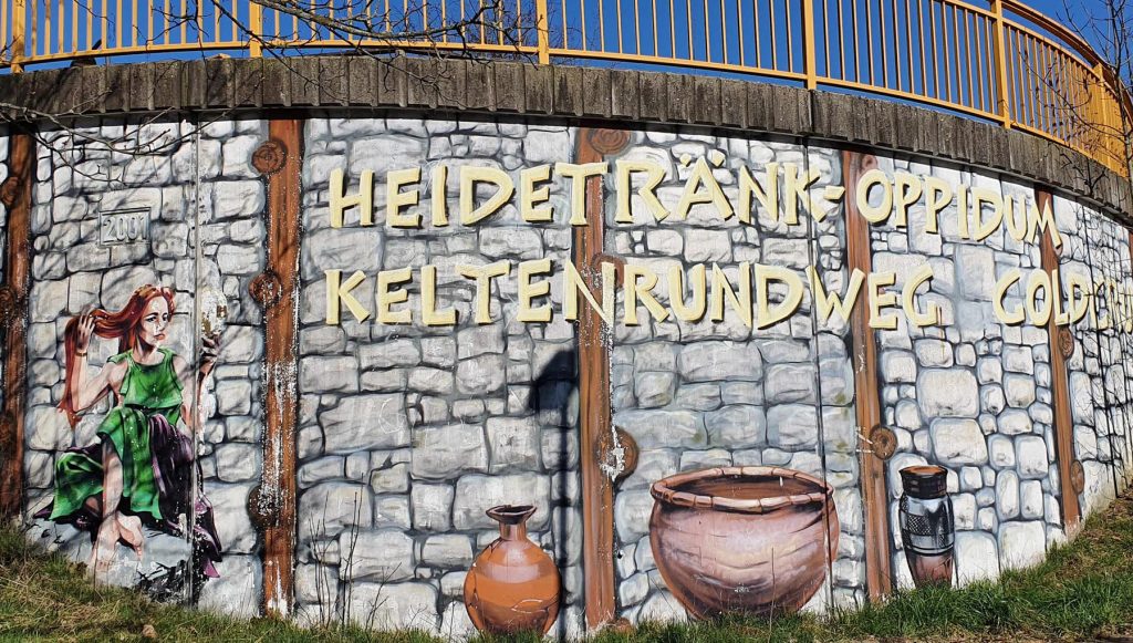 Dieses Graffiti sehen die Teilnehmer direkt am Anfang des Keltenrundwanderwegs am Taunus-Informationszentrum. - Foto: Vortaunusmuseum
