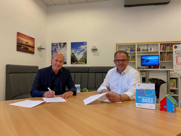 Bürgermeister Patrick Kunkel (r.) und Alexander Baumann, Vorsitzender der Geschäftsführung der Agentur für Arbeit Wiesbaden, bei der Unterzeichnung des Kooperationsvertrages im MGH. - Foto: Stadt Eltville