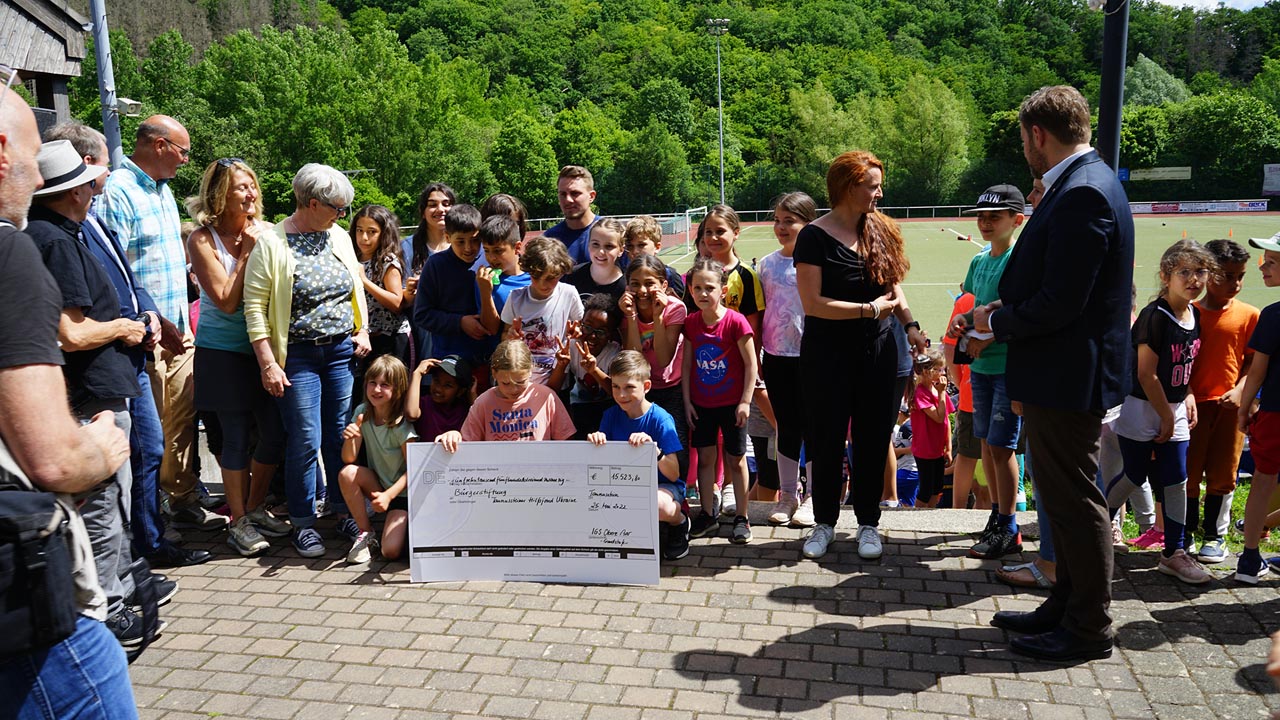 Read more about the article Taunusstein: IGS Obere Aar – Über 15.500 Euro für Ukraine durch Spendenlauf