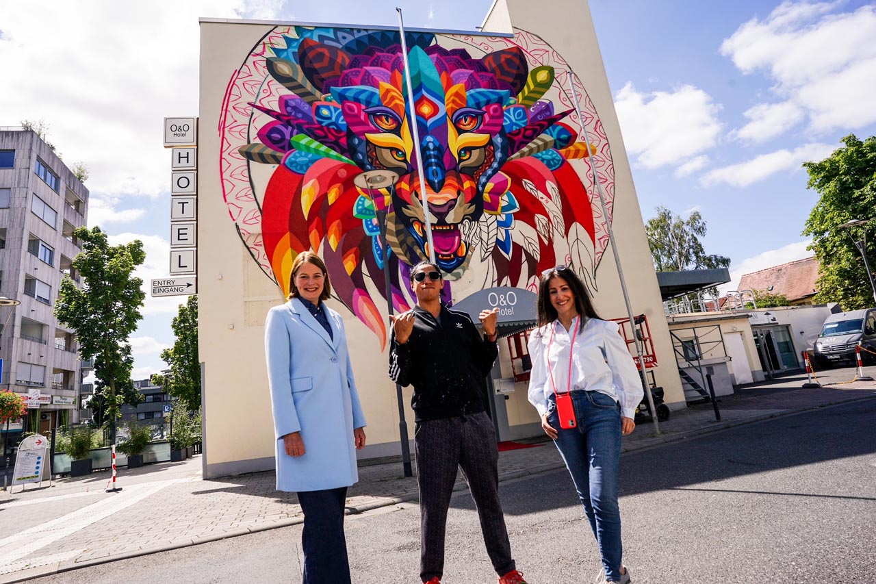 Read more about the article Oberursel: Ein Werk des Graffiti-Künstlers Farid Rueda bereichert am O&O Hotel die Innenstadt