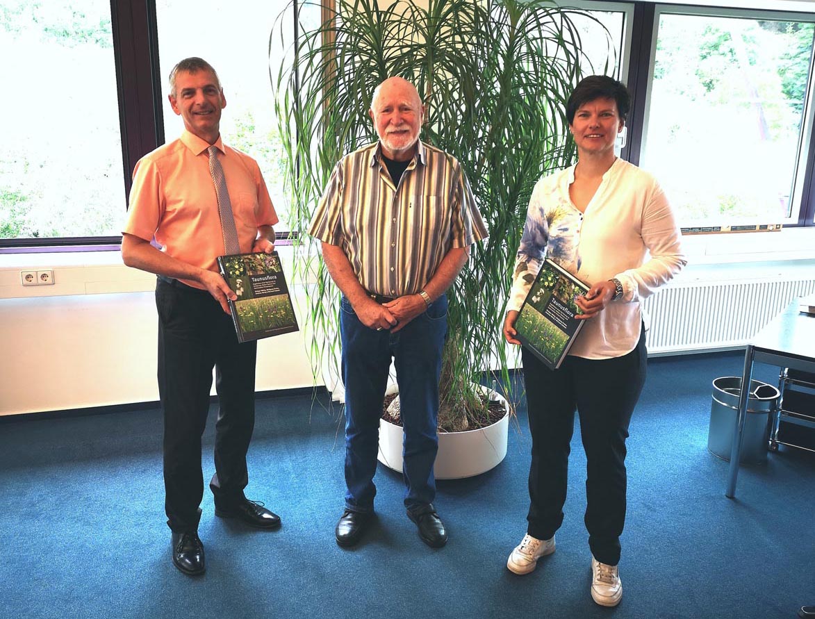 Read more about the article RTK: Dr. Wolfgang Ehmke überreicht Landrat Frank Kilian das neue Buch „Taunusflora“