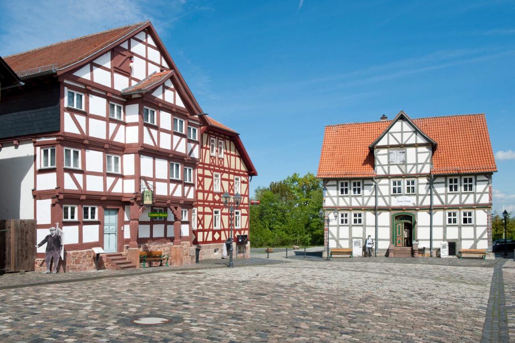 Das Haus aus Gemünden (links im Bild) an seinem neuen Standort im Freilichtmuseum Hessenpark. - Foto: Ben Knabe