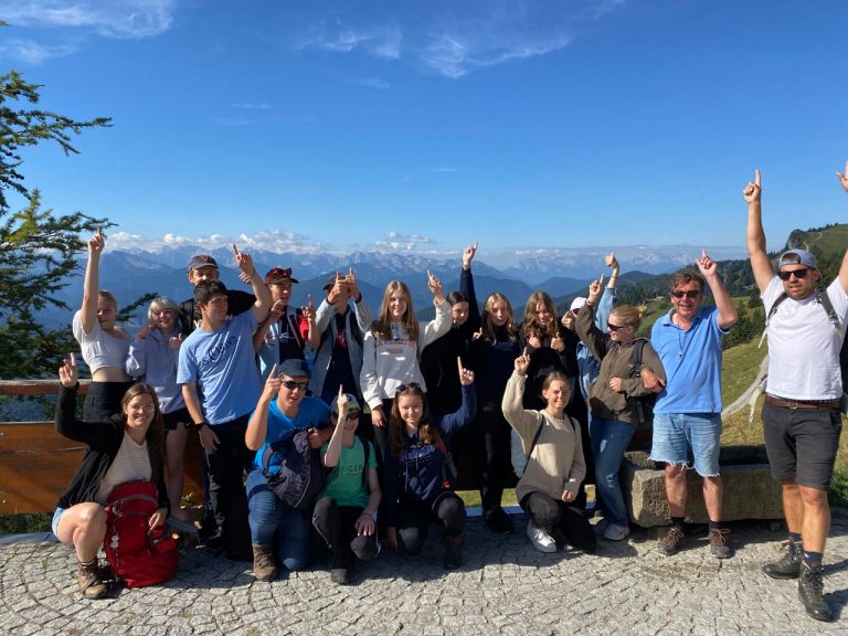 Gruppenfoto mit Alpenpanorama – auf dem Brauneck vor dem Besuch der Bergkäserei Stie-Alm