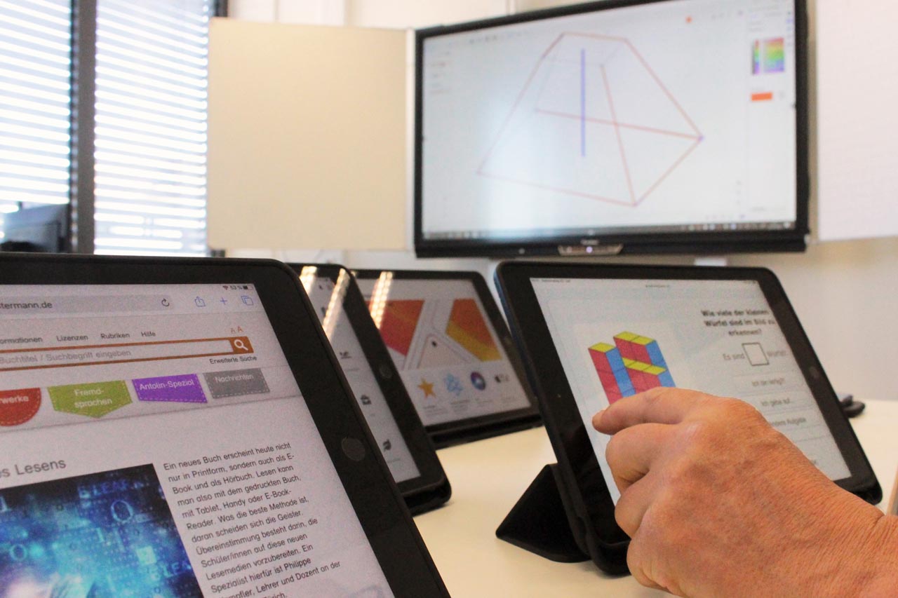 Read more about the article MTK: Ausgestattet für die „Digitale Welt“ – Kreis liefert Tablets für neues Unterrichtsfach an AES