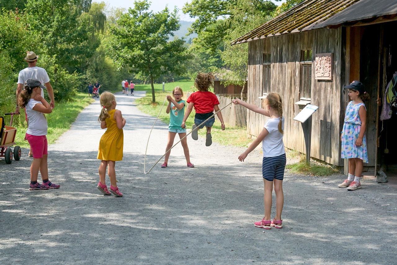 Read more about the article Neu-Anspach: Ferienprogramm im Hessenpark – Spielen wie vor 100 Jahren