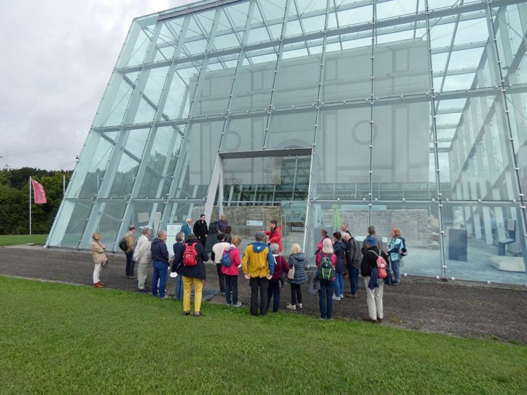 Der Förderverein Saalburg zu Gast vor dem in Glas eingefassten Dalkinger Limestor. - Foto: Sybille Hofmann
