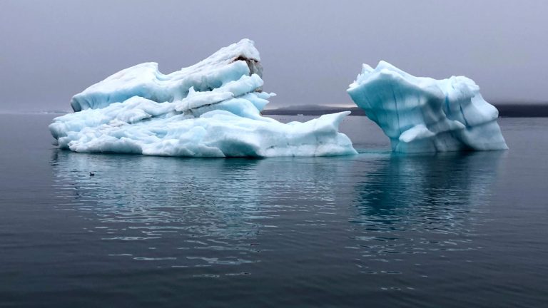 Szene aus dem Zweikanal-HD-Video "Arctic Archipelago" von Susan Schuppli.