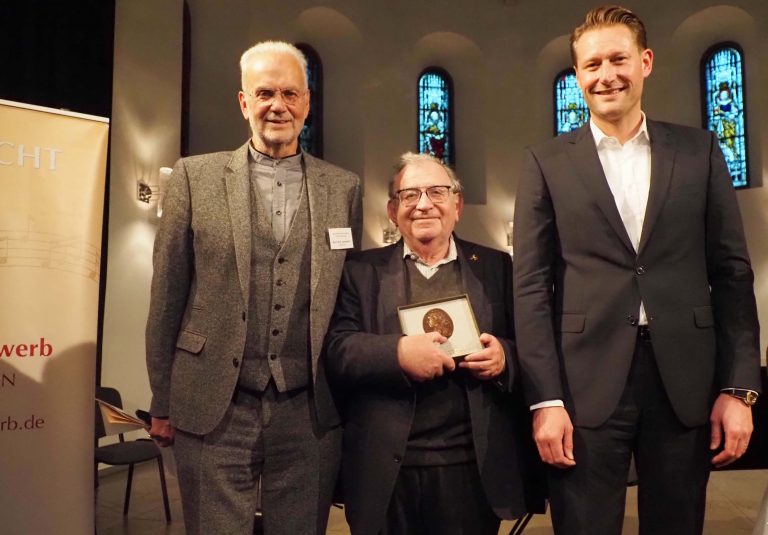 Nils P Graf Lambsdorff, Vorsitzender des Mendelssohn-Wettbewerbs mit Marat Dickermann, Preisträger der «Mendelssohn-Ehrenplakette 2022», und Oberbürgermeister Alexander Hetjes.