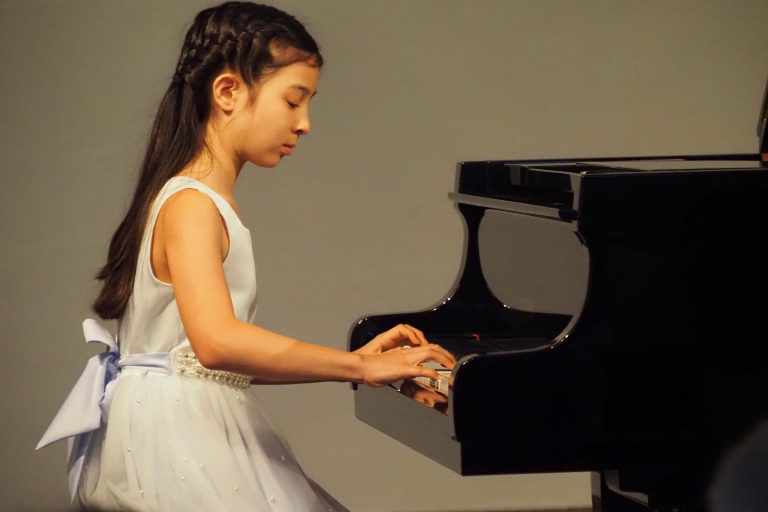 Gerade einmal neun Jahre jung ist Alisa Goga (Klavier), die beim 10. Talente-Auftakt-Konzert Werke von Bach, Mozart, Chopin und Schostakowitsch interpretiert.