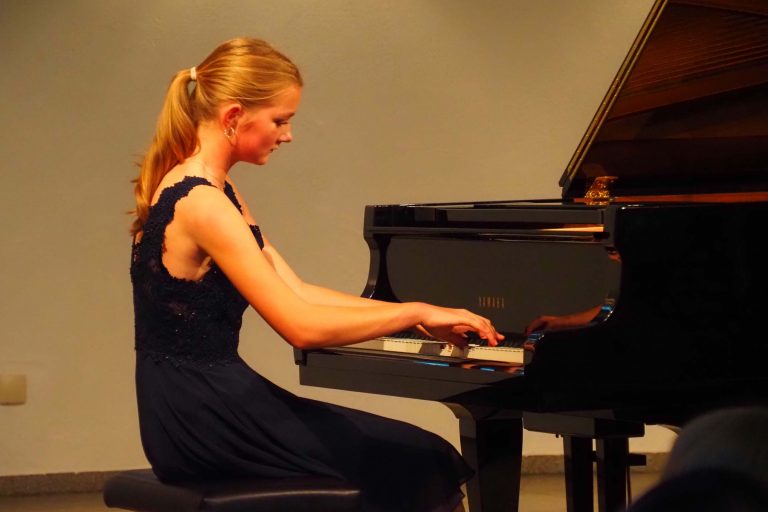 Julia Kaufmann interpretiert beim 10. Talente-Auftakt-Konzert von Robert Schumann "Fantasiestücke op. 12, Grillen", "In der Nacht" und "Traumes Wirren" und von Frédéric Chopin die "Ballade Nr. 1, op.23" .