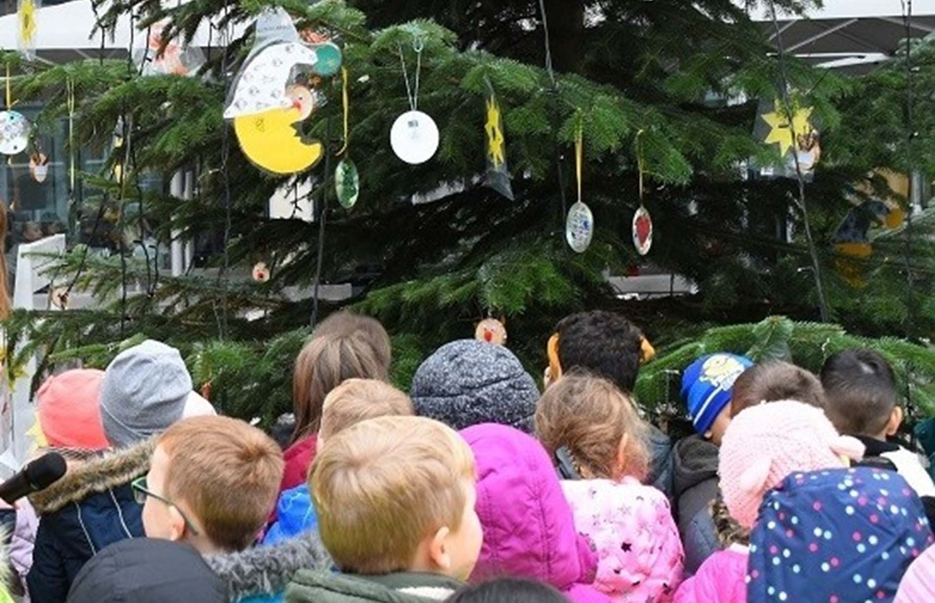 Read more about the article Bad Homburg: Kinder schmücken Baum in Dornholzhausen