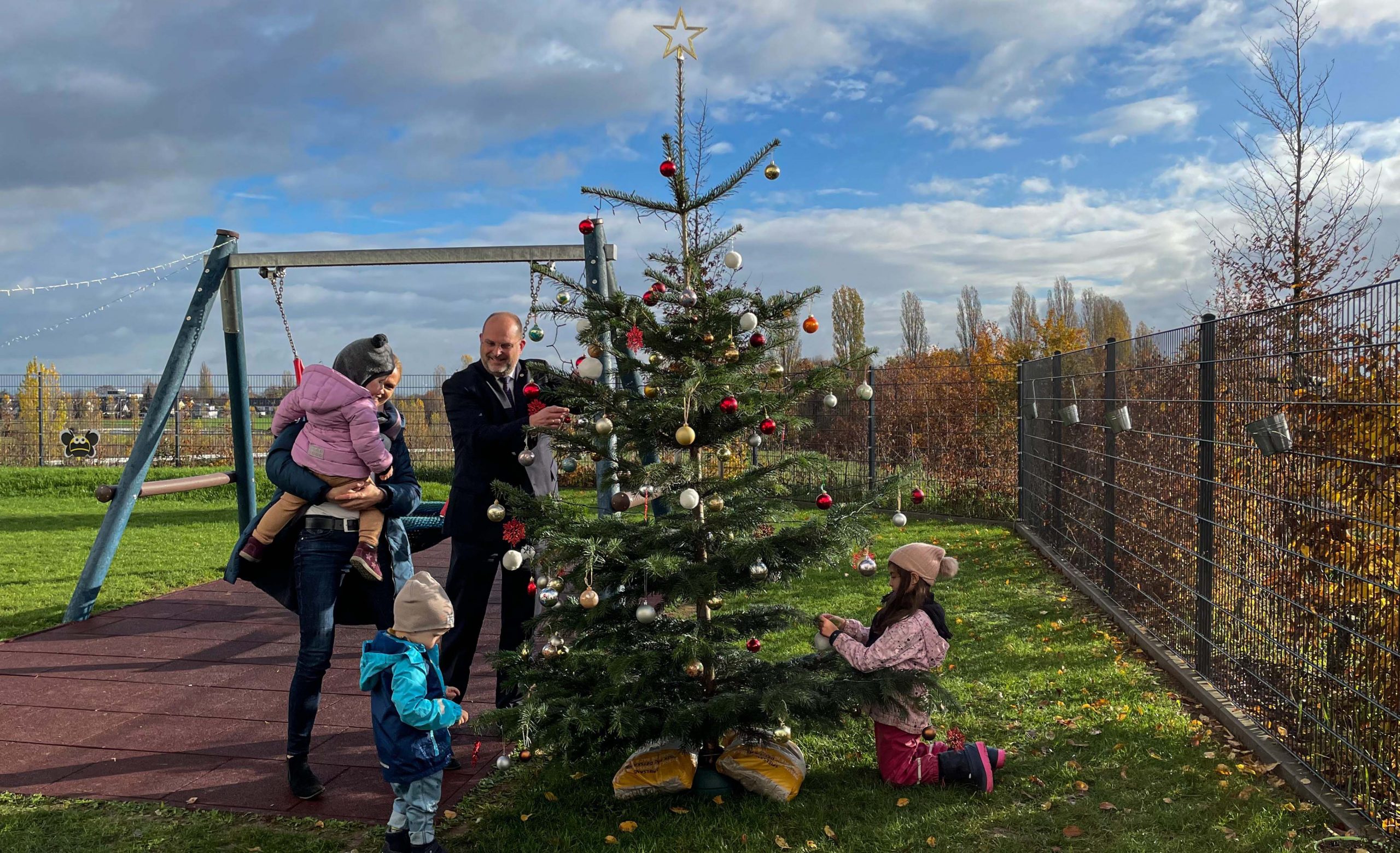 Read more about the article HTK: Der Weihnachtsbaum der Kita Taunuskrebse wird mit Solar-Licht beleuchtet