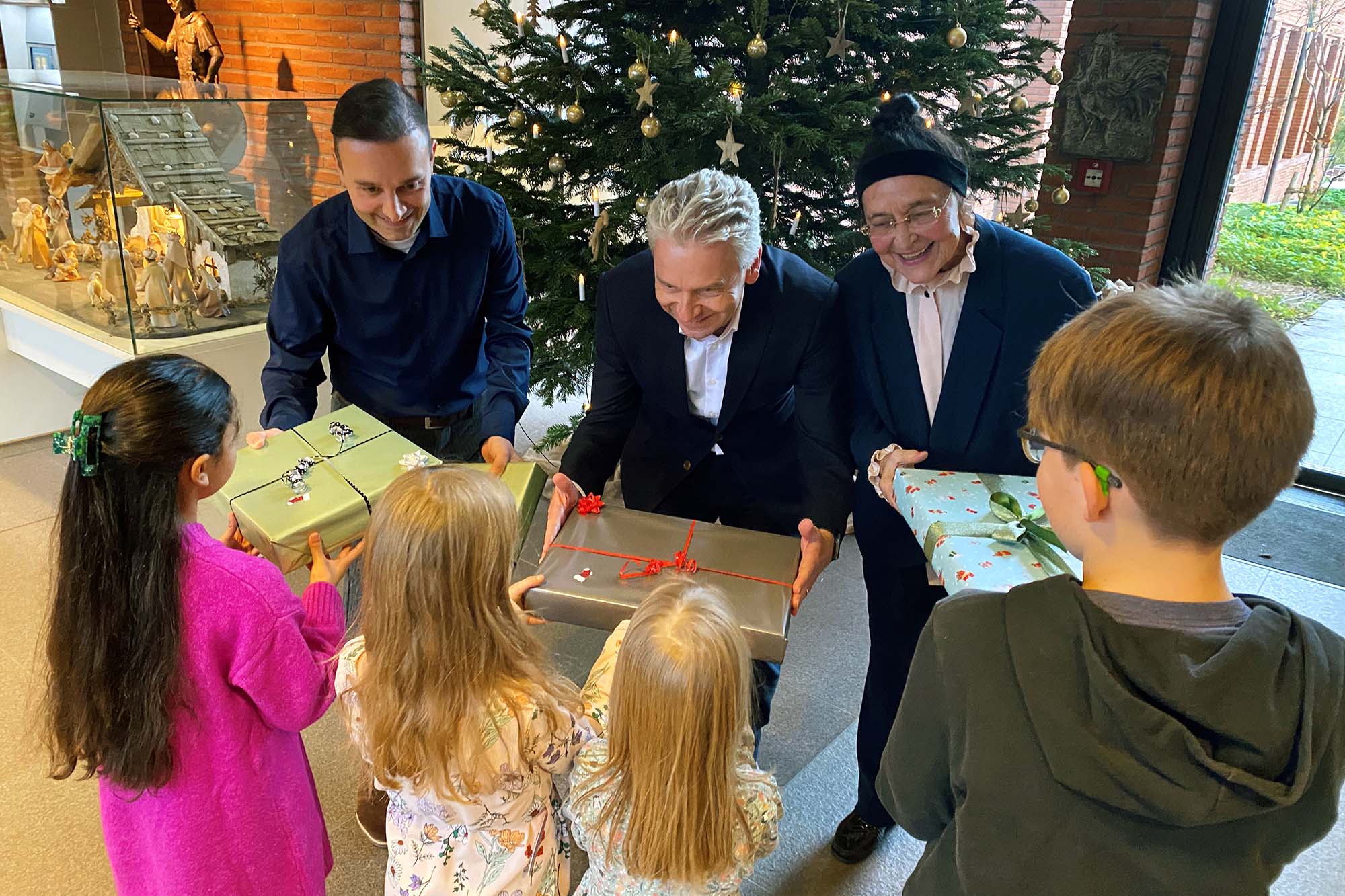 Read more about the article MTK: Weihnachtsfreude aus dem Landratsamt – Main-Taunus-Stiftung spendet Päckchen an Kinder aus einkommensschwachen Familien