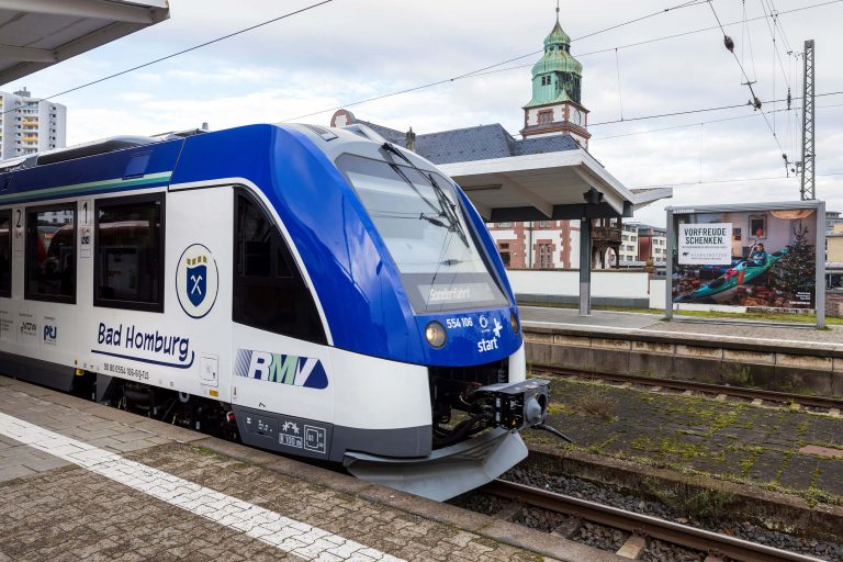 Der erste RMV-Wasserstoffzug kommt am Fahrtziel der Junfernfahrt in Bad Homburg an. - Foto: RMV