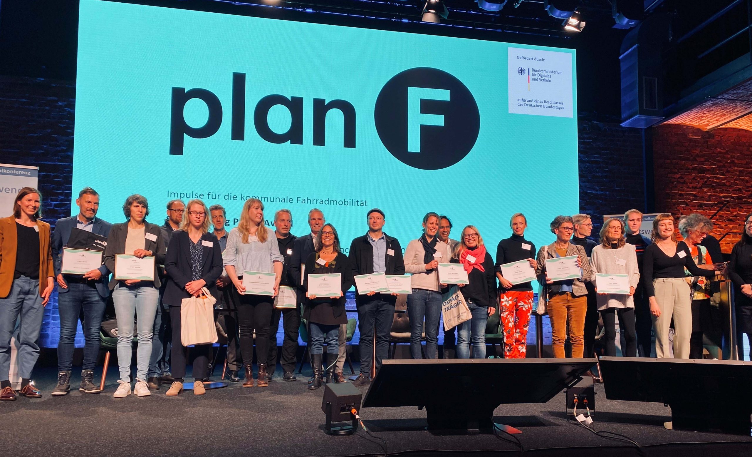 Read more about the article Oberursel: Stadt gewinnt zweiten Platz beim „Plan F Award“ für die „Orscheler Neubürger­innen und Neubürger Radtour“