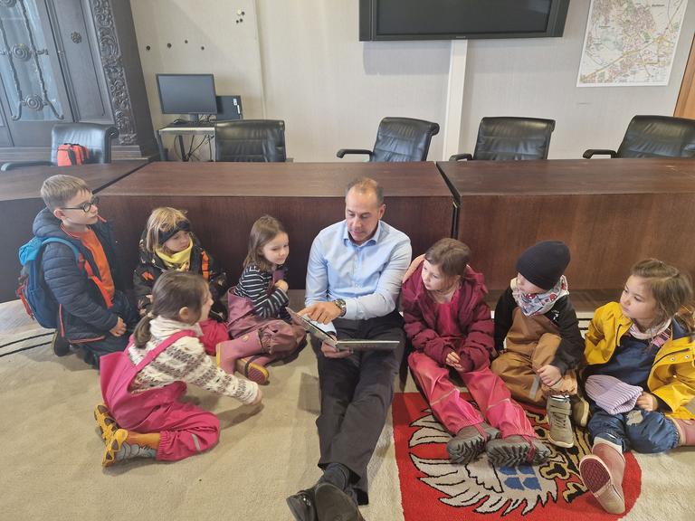 Bürgermeister Shaikh liest Kindern der Kita Dörnweg eine Geschichte vor. - Foto: Stadt Eschborn