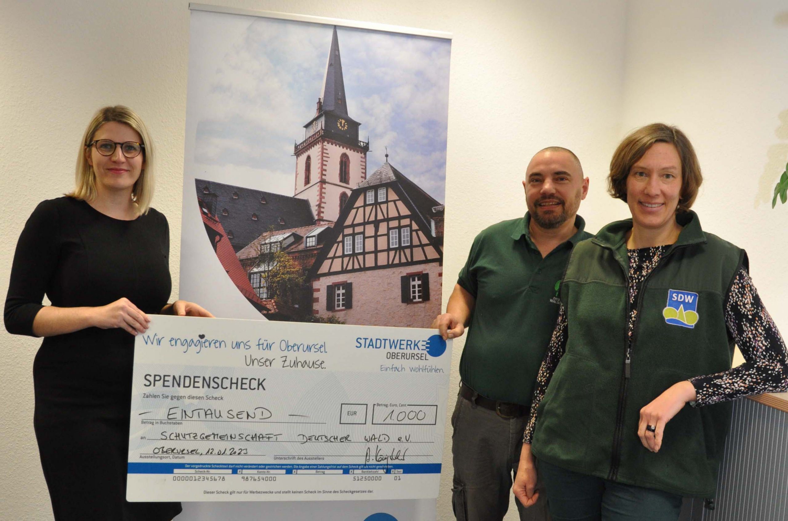 Read more about the article Oberursel: Stadtwerke spenden Klimaschutzpreis an Schutzgemeinschaft Deutscher Wald