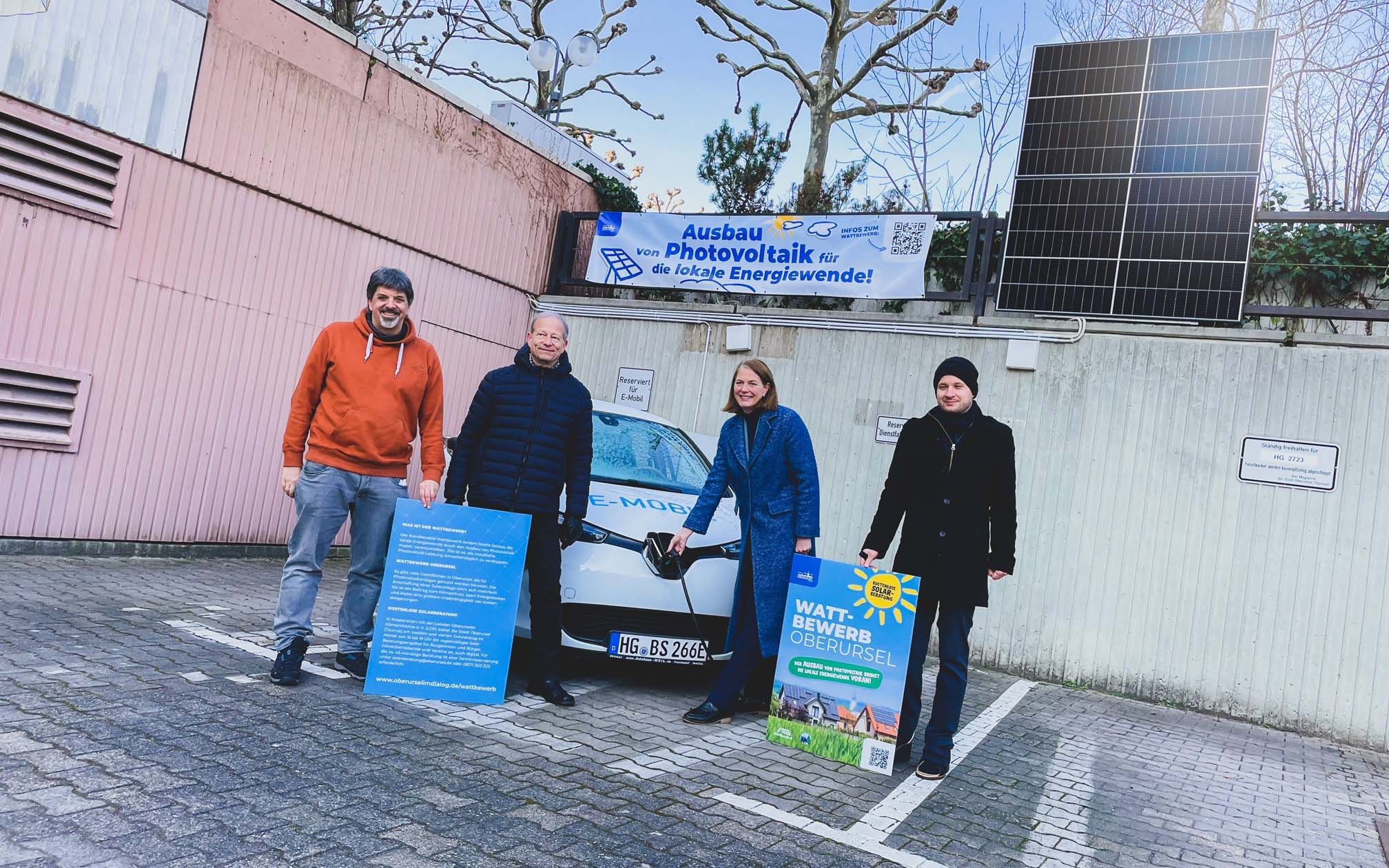 Read more about the article Oberursel: „Wattbewerb“ zeigt Wirkung – Neue Balkon-Solaranlage am Rathaus produziert Grünstrom
