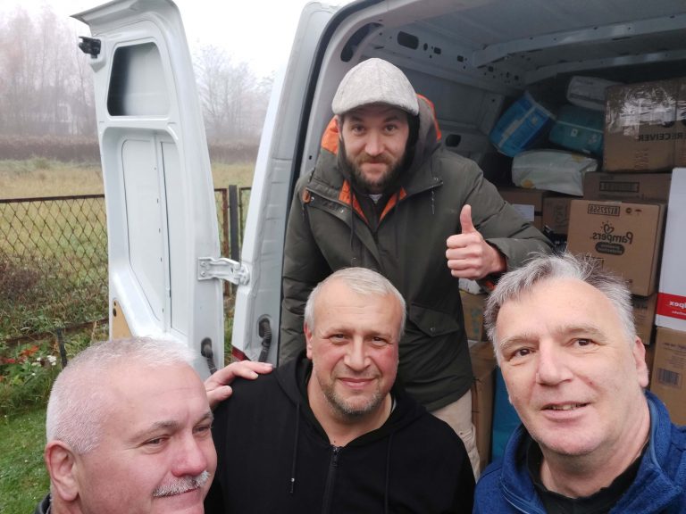 Beim Umladen von Hilfsgütern in Polen mit Herrn Skornik, dem ukrainischen Fahrer, Daniel Twardzik und Christian Schönwiesner.
