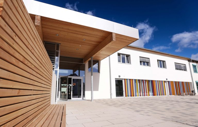 Das neue Schulgebäude  der Hans Magiera-schule besticht durch helle und fröhliche Farben und viel Holz. - Foto: HTK-Pressestelle